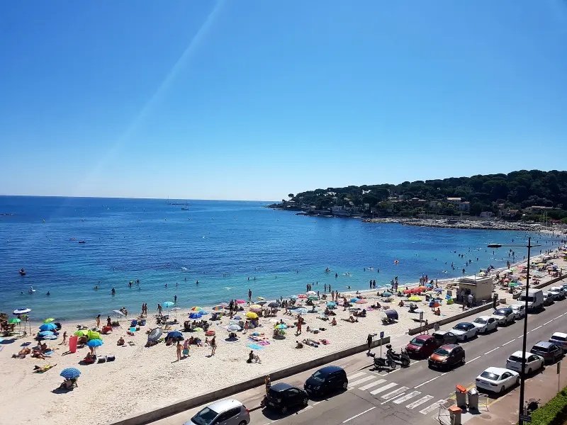 Sea-facing commercial premises for sale by La Salis beach in Antibes